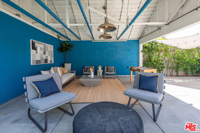 574 N Plymouth Boulevard, Los Angeles CA: https://media.crmls.org/mediaz/5935247d-8092-4420-a40c-57dd11cb08f2.jpg