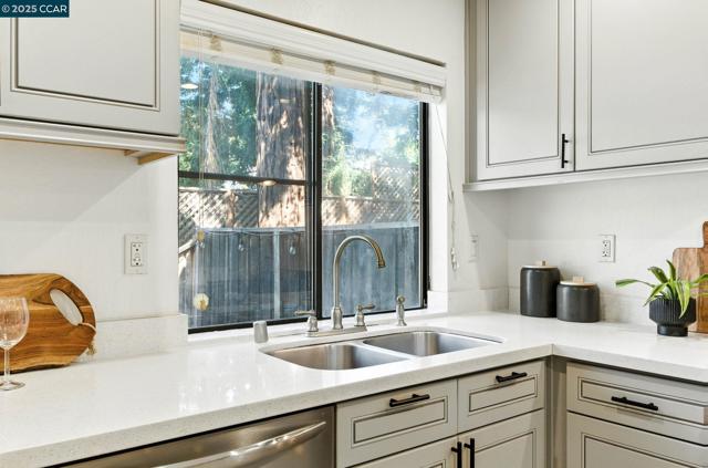 1660 San Luis Rd, Walnut Creek CA: https://media.crmls.org/mediaz/5935c530-c889-4749-8d60-105cddc36509.jpg