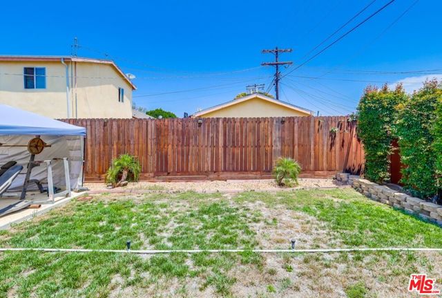 7220 10th Avenue, Los Angeles CA: https://media.crmls.org/mediaz/59365492-a69b-4ff7-8851-51e5fa2eb86b.jpg
