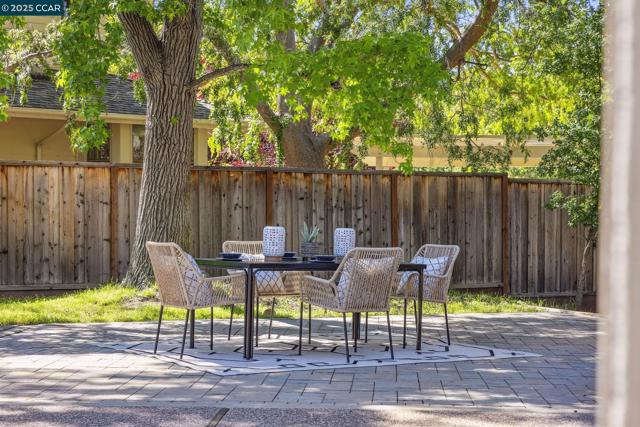 38 Oakdene Ct, Walnut Creek CA: https://media.crmls.org/mediaz/5936eb38-450b-4021-8e1b-836a683f45d4.jpg