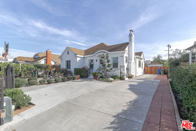 1026 Westchester Place, Los Angeles CA: https://media.crmls.org/mediaz/5936fce6-7ac5-440d-a3d2-996934e680f6.jpg