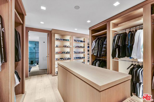 999 N Doheny Drive, West Hollywood CA: https://media.crmls.org/mediaz/593718c9-bbd5-4e2e-9a38-d36bd66819e3.jpg