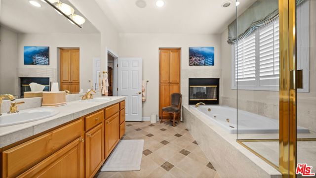 219 Baybrook Court, Lake Sherwood CA: https://media.crmls.org/mediaz/59379413-9aaa-415d-98a3-6c6cf278c75e.jpg