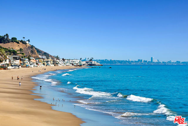 22626 Pacific Coast Highway, Malibu CA: https://media.crmls.org/mediaz/59383d67-8e66-428e-b2e9-96e4059db7a2.jpg