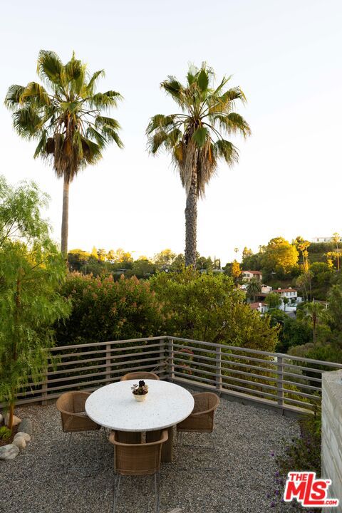 5514 Ridge Oak Drive, Los Angeles CA: https://media.crmls.org/mediaz/5938b292-5c4c-4711-b16a-38047002a8c3.jpg