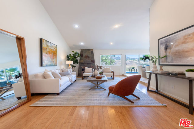 8919 Moorcroft Avenue, West Hills CA: https://media.crmls.org/mediaz/5939acd6-ce6b-4703-b0b8-c054c9f68279.jpg
