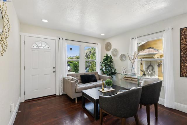 511 59Th St, Oakland CA: https://media.crmls.org/mediaz/5939c55e-381b-4586-9908-d344adb6e617.jpg
