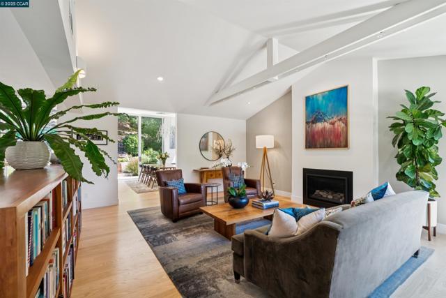 10 ICHABOD LANE, Orinda CA: https://media.crmls.org/mediaz/593aa563-aef6-401e-8b32-24b9791f2221.jpg