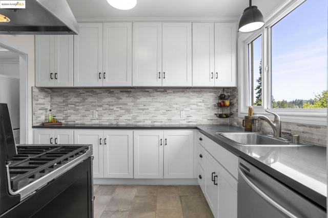 1222 Hollywood Ave, Oakland CA: https://media.crmls.org/mediaz/593acbc1-c0db-4349-a010-23bc1721dcac.jpg