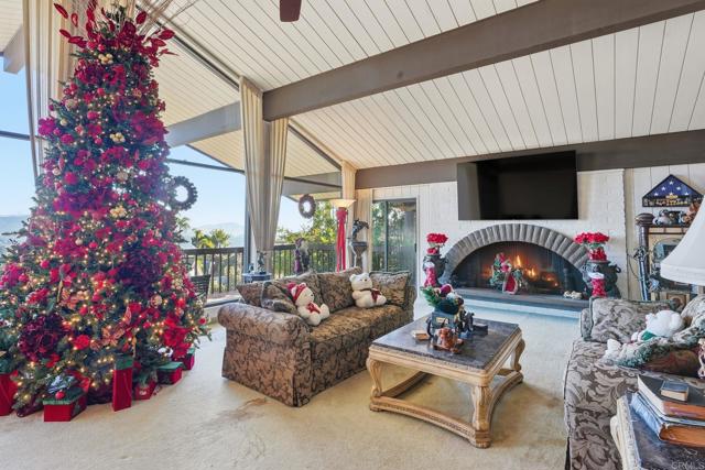 9902 Heavenly Way, La Mesa CA: https://media.crmls.org/mediaz/593b4eb9-9fac-4192-8ff7-62c9b76c475e.jpg