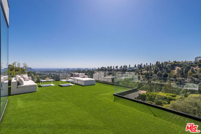 9406 Lloydcrest Drive, Beverly Hills CA: https://media.crmls.org/mediaz/593b8d86-a1f4-4a77-bb01-76ee41e6e71b.jpg