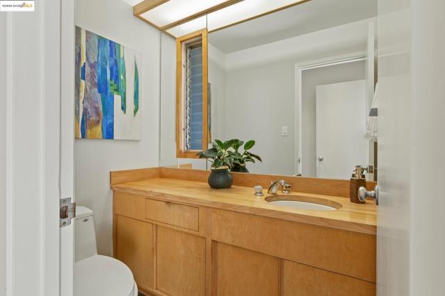 20 Ascot Ct, Oakland CA: https://media.crmls.org/mediaz/593bfdac-90d9-4f4f-a829-ed952dc88ecf.jpg
