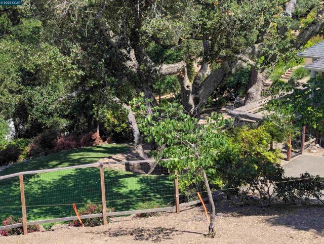 13 St James Court, Orinda CA: https://media.crmls.org/mediaz/593dc0fc-c031-4e96-9040-15a2fc1c349a.jpg