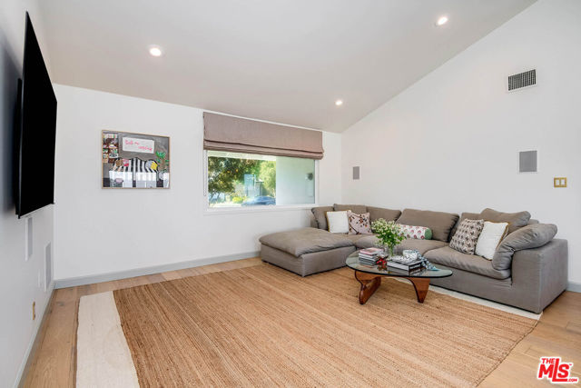 11671 Dona Alicia Place, Studio City CA: https://media.crmls.org/mediaz/593ece95-b26b-4f9f-b3ec-99cc8f97164e.jpg
