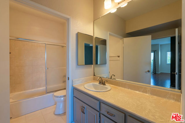 5135 Zelzah Avenue, 305 photo 21