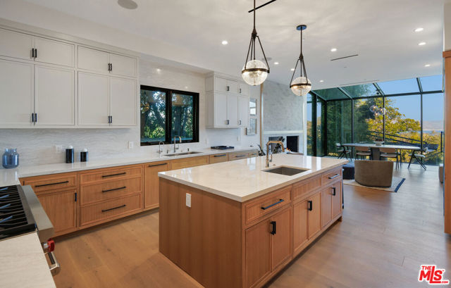 7052 Dume Drive, Malibu CA: https://media.crmls.org/mediaz/5940054a-ca12-4f3f-b3ef-62e0572d193d.jpg