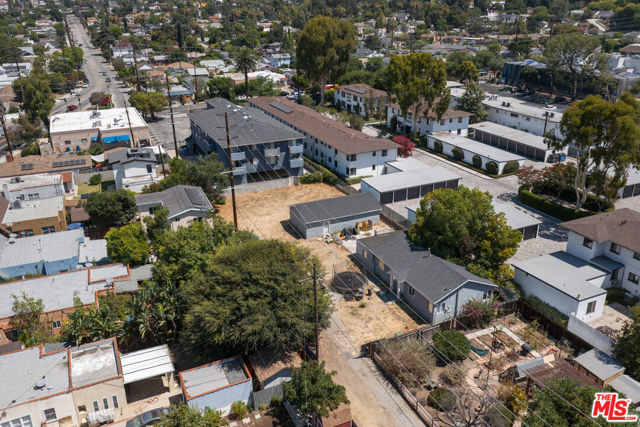 1584 Oak Grove Place, Los Angeles CA: https://media.crmls.org/mediaz/59403dfe-a986-4f8f-baac-39b561c855c2.jpg