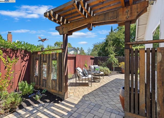 59 Arenas Ct, San Ramon CA: https://media.crmls.org/mediaz/59415391-ee9c-4de4-b9bd-c11570728c9e.jpg