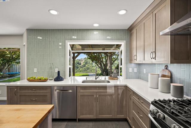 6408 Boone Dr, Castro Valley CA: https://media.crmls.org/mediaz/59416797-4f1c-4cb4-bf01-1bd8375bcc01.jpg