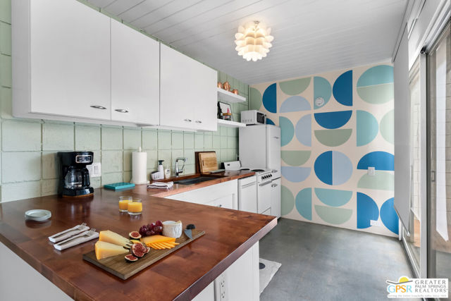 1111 E Palm Canyon Drive, Palm Springs CA: https://media.crmls.org/mediaz/5941e88a-2e9c-44a7-9713-d1cef1db13b8.jpg