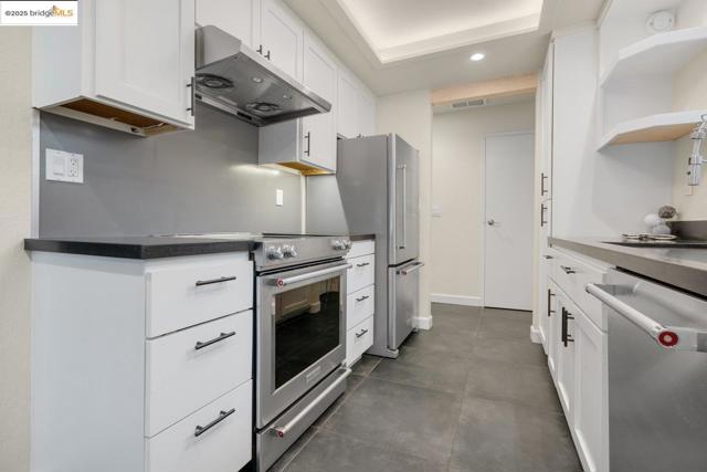 8711 Mountain Blvd, Oakland CA: https://media.crmls.org/mediaz/594211f4-8422-4895-9959-a9bd749382d4.jpg