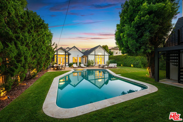 10445 Valley Spring Lane, Toluca Lake CA: https://media.crmls.org/mediaz/594322e5-dc88-44a1-bcbc-75d230ab065f.jpg