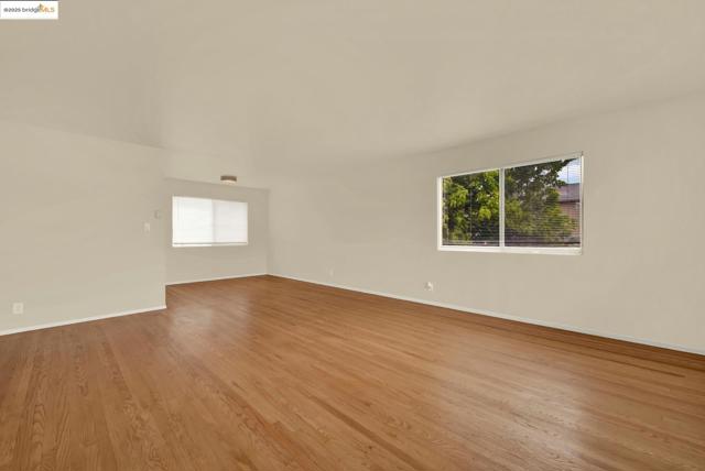 2524 Parker Ave, Oakland CA: https://media.crmls.org/mediaz/59435b48-7b4d-4066-8ad1-7a40fae7a028.jpg