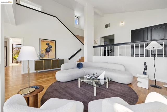 6019 Ridgemont Dr, Oakland CA: https://media.crmls.org/mediaz/59449561-3b18-4a5a-a021-d025376a787d.jpg