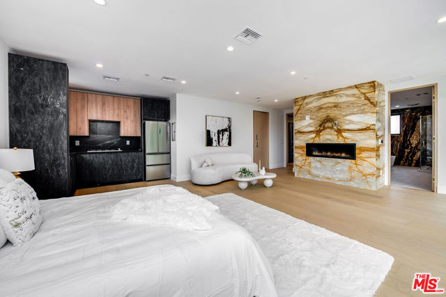 4906 Van Noord Avenue, Sherman Oaks CA: https://media.crmls.org/mediaz/5944d194-2231-4dda-b690-ac5f08aa1425.jpg