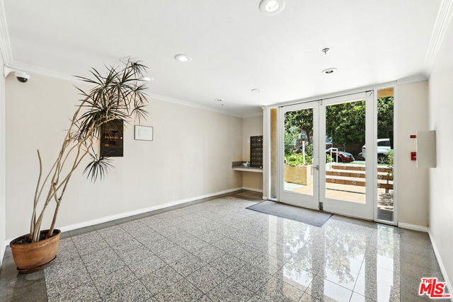 1211 S Shenandoah Street, Los Angeles CA: https://media.crmls.org/mediaz/5945607f-ec57-42af-a9e5-05e6940a221e.jpg