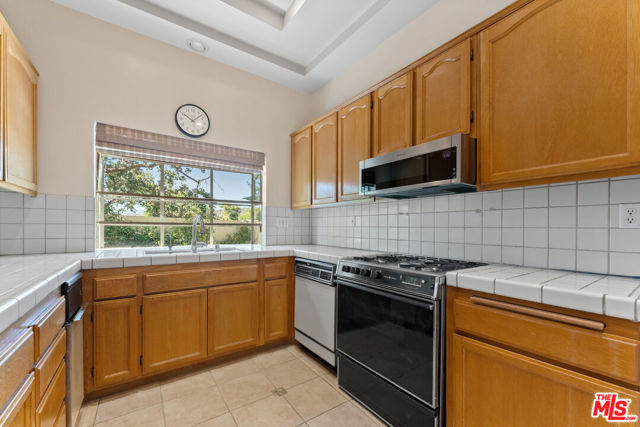 3091 East Hillcrest Drive photo 8