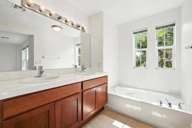 Detail Gallery Image 9 of 23 For 1569 Hackberry Pl, Chula Vista,  CA 91915 - 4 Beds | 4 Baths