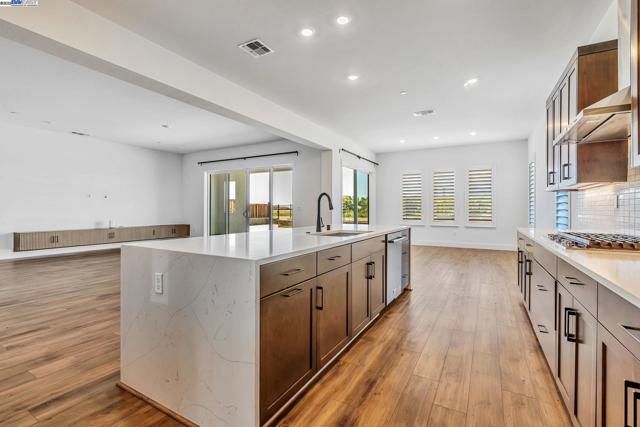 665 River Bend Dr, Lathrop CA: https://media.crmls.org/mediaz/594672c7-5239-427a-ae1b-700412f5d834.jpg