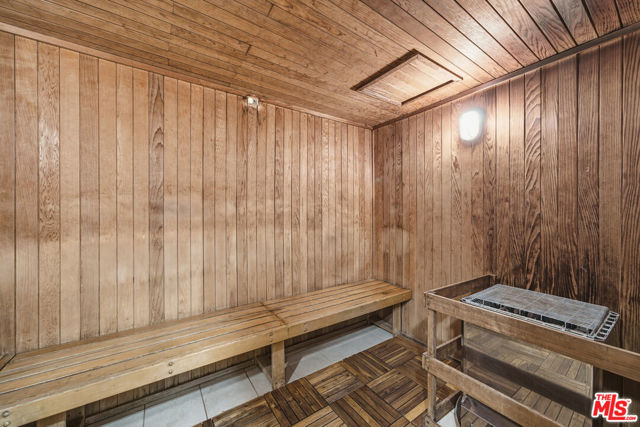 13700 Marina Pointe Drive, Marina del Rey CA: https://media.crmls.org/mediaz/59477652-87e5-4d32-a43a-de344a7c5fd3.jpg