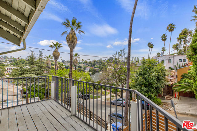 1404 Maltman Avenue, Los Angeles CA: https://media.crmls.org/mediaz/5948d522-ff36-4b68-9974-4addbf39c6ff.jpg