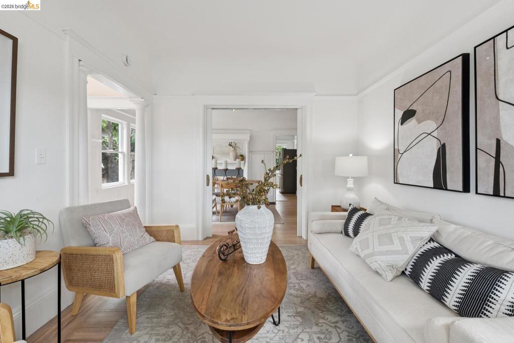 https://media.crmls.org/mediaz/59493258-4727-43ee-9c2b-7ce2a6edc736.jpg?preset=X-Large