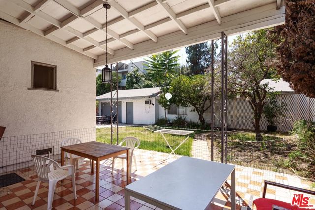1807 N Van Ness Avenue, Los Angeles CA: https://media.crmls.org/mediaz/59494686-9c46-46e5-ad99-1b0cdaf72570.jpg