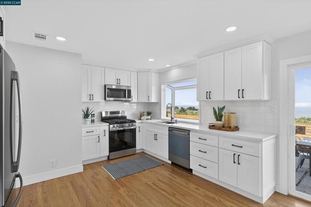 1264 Belfair Dr, Pinole CA: https://media.crmls.org/mediaz/5949dbbb-878f-4e00-82b5-35e8ad073050.jpg