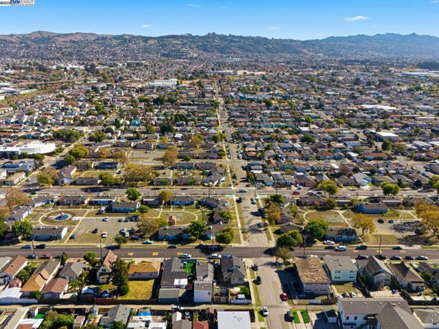 261 S 13th St, Richmond CA: https://media.crmls.org/mediaz/594ba77f-663a-4baa-b663-0e5c76a0d590.jpg