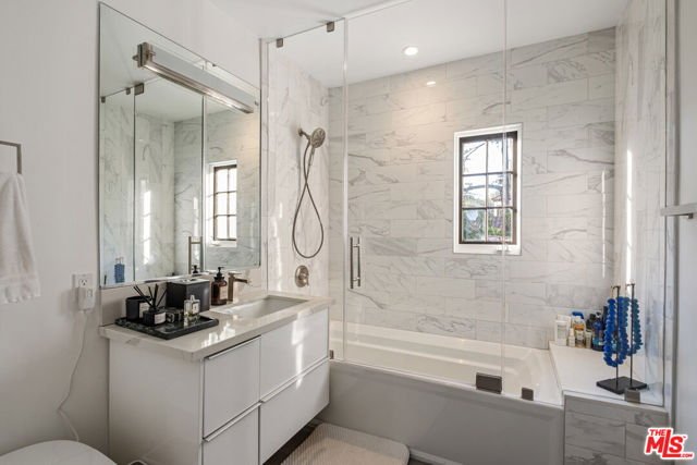 6801 Iris Circle, Los Angeles CA: https://media.crmls.org/mediaz/594c60d4-177b-48c7-aaad-5cc72e031de8.jpg