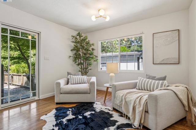 3296 Walnut Ln, Lafayette CA: https://media.crmls.org/mediaz/594d04e1-ab4f-479f-87a7-1acdf5208de6.jpg