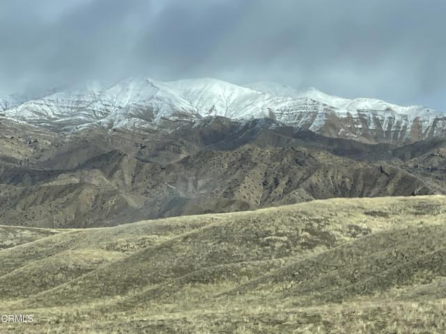 2170 Aliso Park Road, Cuyama CA: https://media.crmls.org/mediaz/594d7f57-2119-4647-871a-e3e632cee80d.jpg