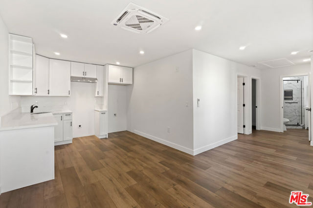 6727 7th Avenue, Los Angeles CA: https://media.crmls.org/mediaz/594e53ba-502a-42aa-9f38-df0efbad6762.jpg