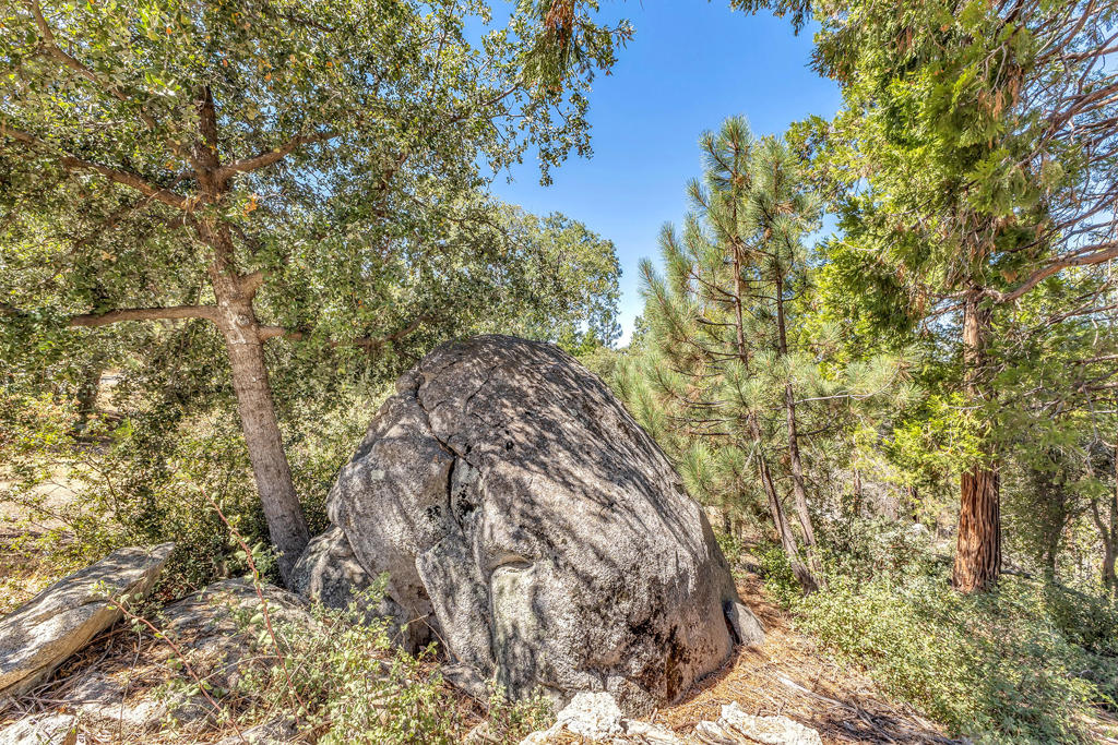 https://media.crmls.org/mediaz/594f4cee-cc10-4a6c-a1ca-971f07b6d9dc.jpg?preset=X-Large