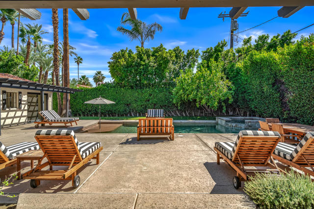 839 N Avenida Olivos, Palm Springs CA: https://media.crmls.org/mediaz/594f880b-8540-4838-8b53-02344c3298c0.jpg