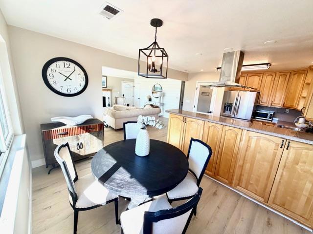 908 Bancroft Ave, Half Moon Bay CA: https://media.crmls.org/mediaz/5951f94e-bd63-4a0d-a981-3d67581970fb.jpg