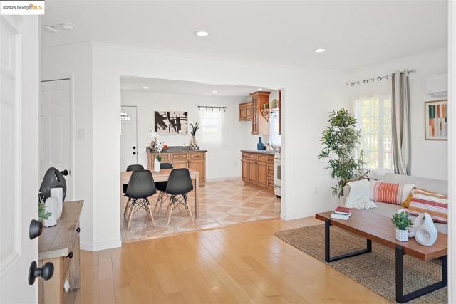 2533 Bush Ave, Richmond CA: https://media.crmls.org/mediaz/59522999-61b1-46de-b845-2540cc449891.jpg