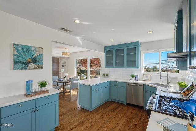 4487 Rising Hill Road, Altadena CA: https://media.crmls.org/mediaz/59543920-640b-43b3-a6e5-8b43e2fc60c6.jpg