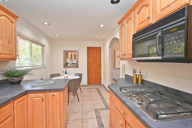 38 Saint Stephens Dr., Orinda CA: https://media.crmls.org/mediaz/595544fa-d522-4d97-b565-9a15d28127e7.jpg