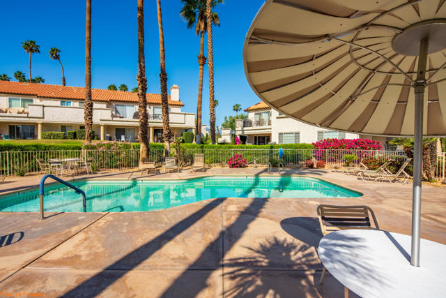 292 Desert Falls E Drive, Palm Desert CA: https://media.crmls.org/mediaz/5955519d-dcb1-4041-bf13-c66e1330be52.jpg